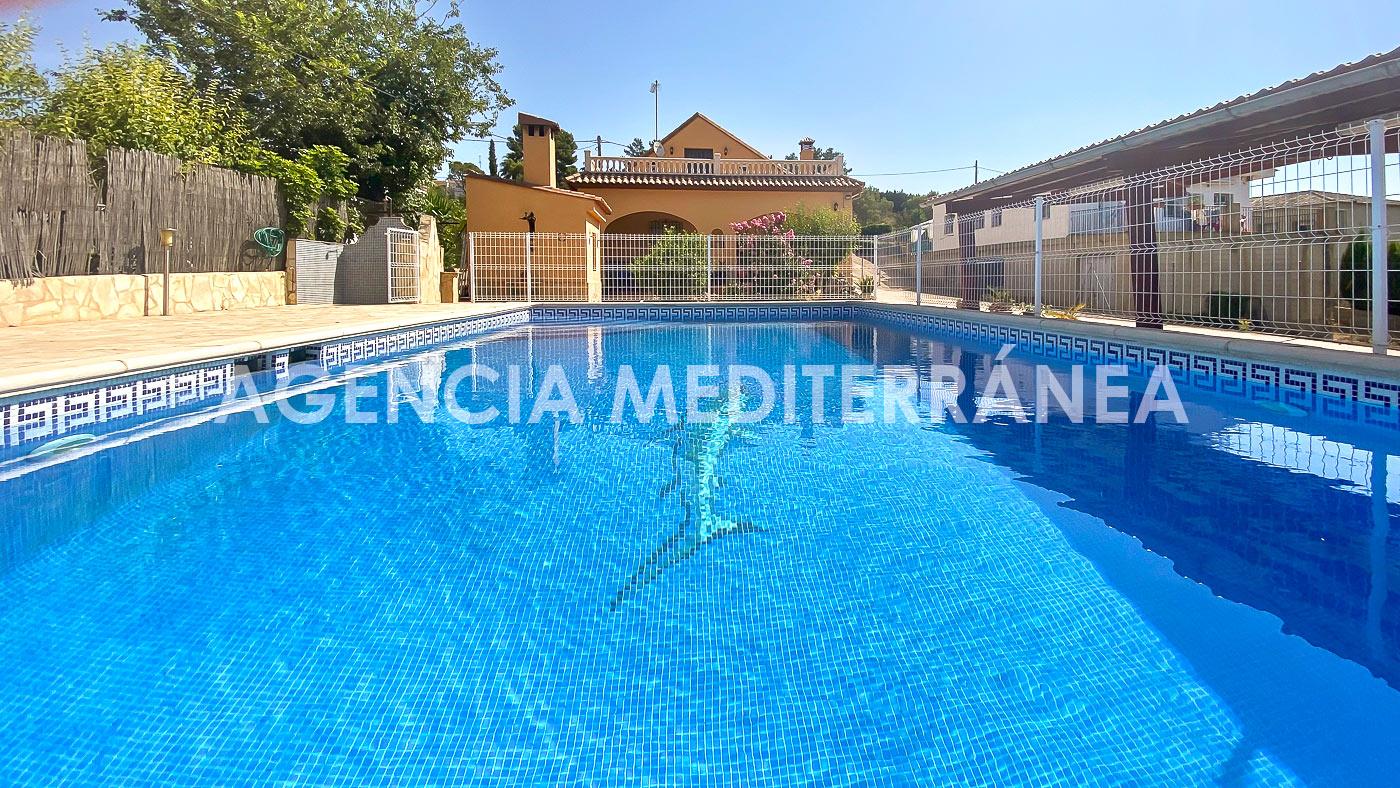 Freistehende Villa mit Pool in der Urbanisation El Pinar
