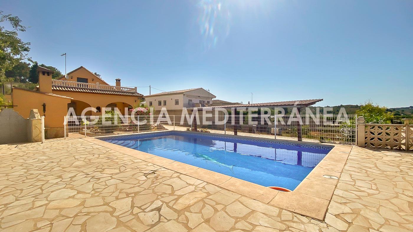 Freistehende Villa mit Pool in der Urbanisation El Pinar