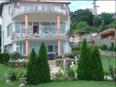 منزل / فيلا فاخرة في فارنا بلغاريا