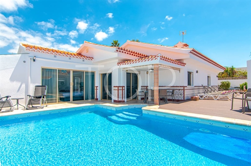 Villa met zwembad en zeezicht te koop in Callao Salvaje
