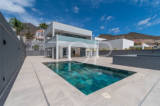 Exclusive four-bedroom villa with pool and views in a sought-after area of Costa Adeje
