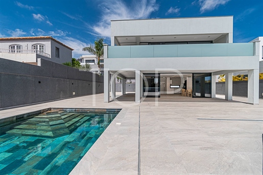 Villa exclusive de quatre chambres avec piscine et jolies vues dans un quartier recherché de Costa A