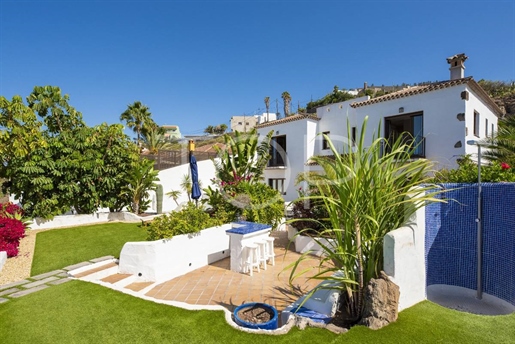 Impressionnante villa avec piscine chauffée, grand terrain et vue sur l'océan à Tejina de Isora