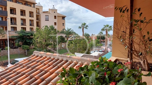 Продажа в Террасас-дель-Дуке - квартира с 2 спальнями, большой террасой и частичным видом на море.