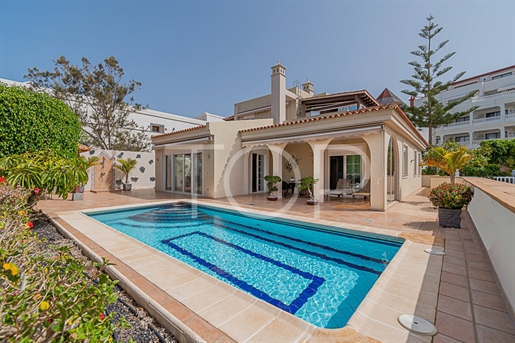 Villa exclusive en première ligne avec vue sur la mer en vente à el Duque, Costa Adeje