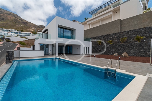 Villa moderne et lumineuse avec piscine à débordement en vente sur un grand terrain à Roque del Cond