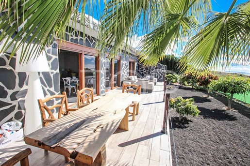 Finca met meerdere huizen, tuinen en uitzicht in Playa San Juan - Te Koop