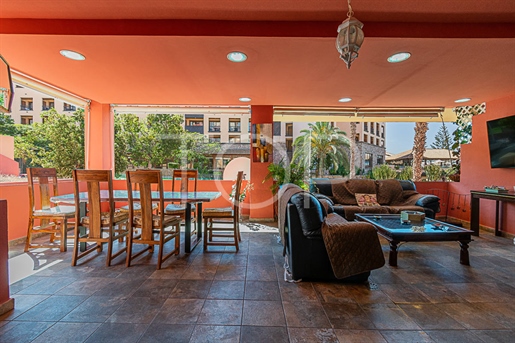 Appartamento con tre camere da letto e ampia terrazza in vendita nella zona privilegiata di El Duque
