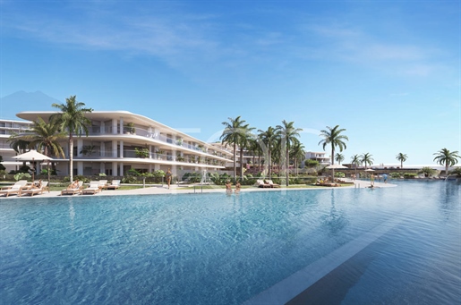 Exclusivo apartamento con jardín y piscina privada de tres dormitorios en primera línea de Playa San