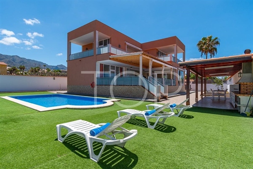 Prachtige luxe villa te koop met panoramisch uitzicht op de oceaan en de Teide in Playa Paraíso