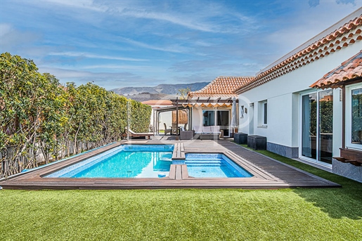 Bella casa indipendente con tre camere da letto e piscina privata in vendita a Madroñal