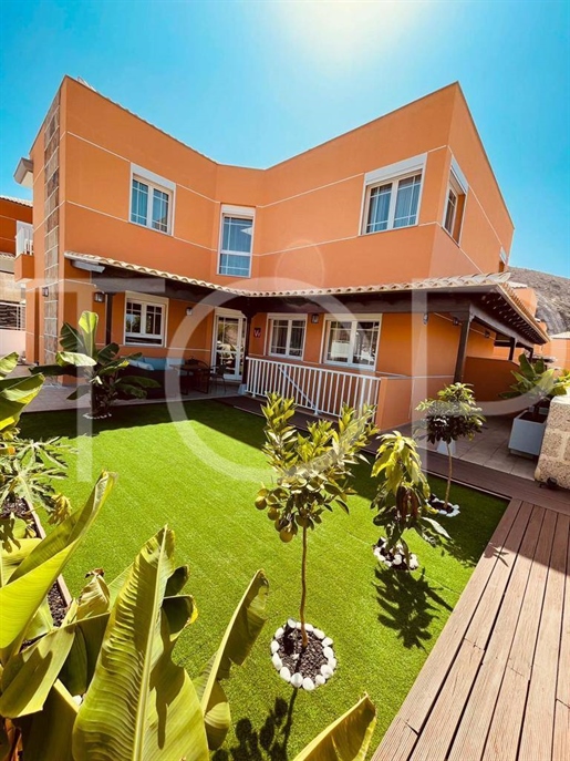 Villa moderna con piscina en venta en Los Cristianos