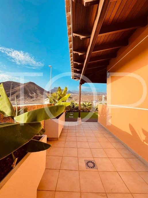 Moderne Villa mit Pool zum Verkauf in Los Cristianos