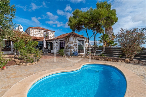 Útulný kanársky dom s výhľadom na more a záhradou v Granadilla de Abona