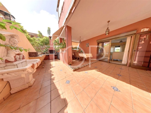 Muy bonita casa adosada de esquina con amplia terraza a la venta en el centro de Adeje, Tenerife