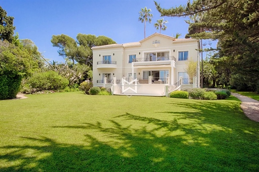 Suntuosa villa de estilo palladiano de unos 700 m2 situada junto al mar