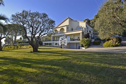 Villa located on a garden planted with olive trees, palm trees and citrus fruit trees of approx. 1 5
