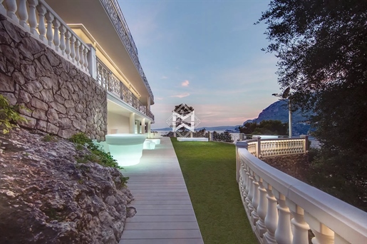 Villa avec accès direct à une plage privée avec ponton