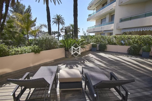 Magnifico livello del giardino di Cannes Palm Beach