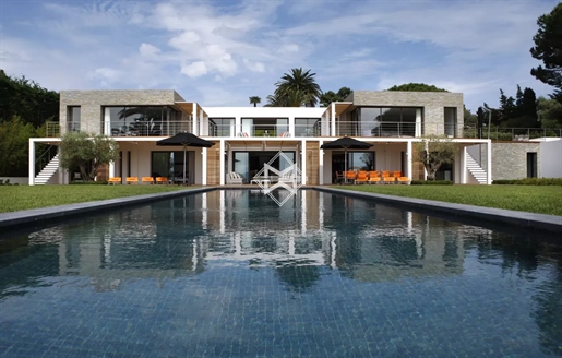 Eksepsjonell moderne villa med havutsikt i en inngjerdet eiendom