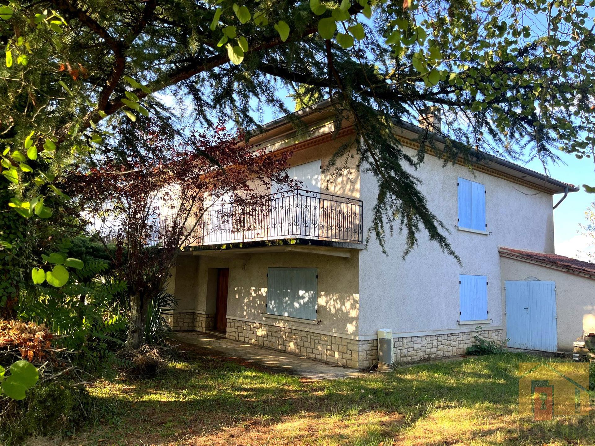 Venda de casa para renovar 7 assoalhadas, garagem - Agen