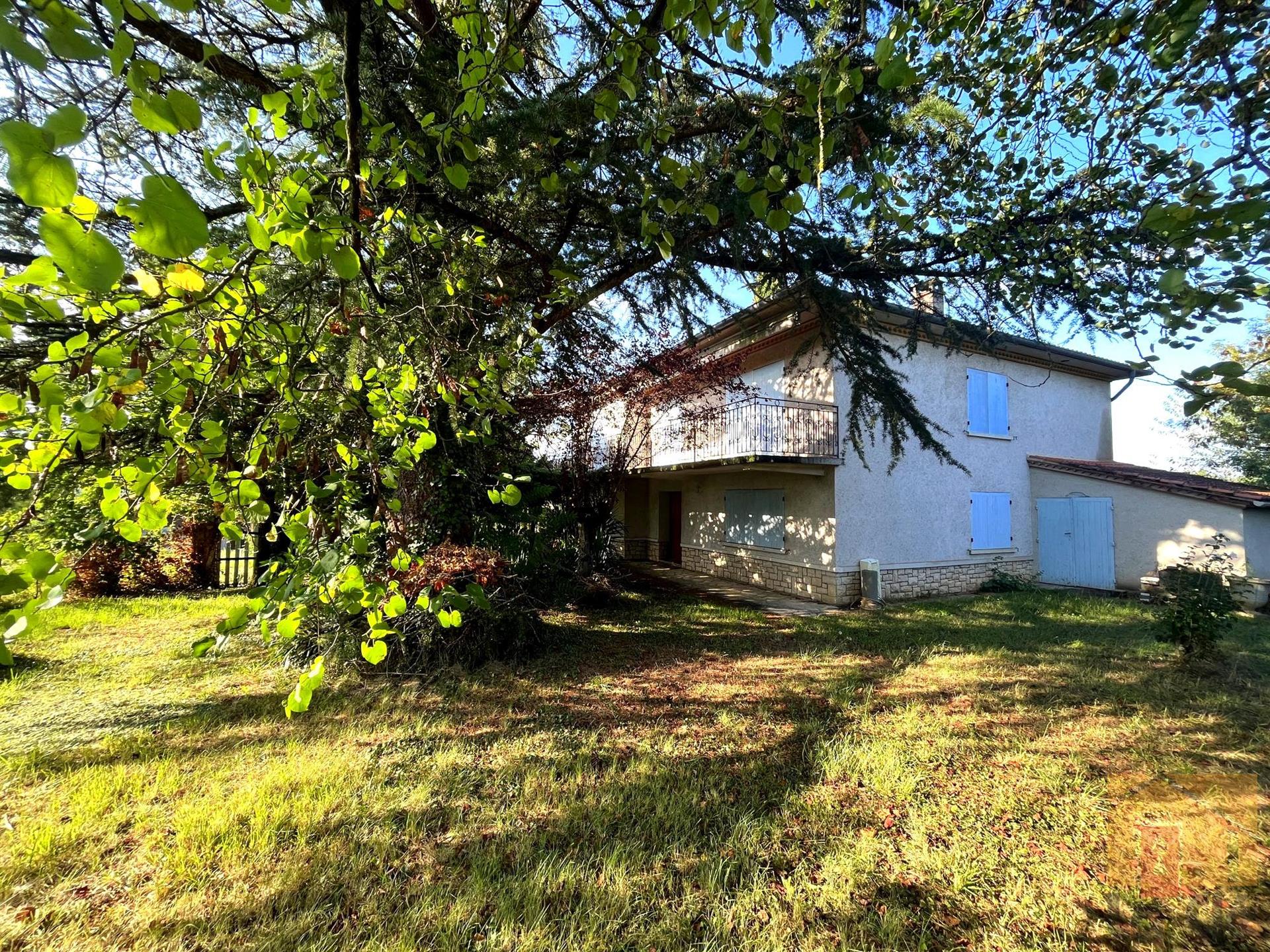 Venda de casa para renovar 7 assoalhadas, garagem - Agen
