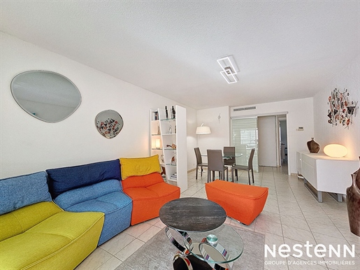 In the very center, close to the beaches, 4-room apartment in impeccable condition with terraces and