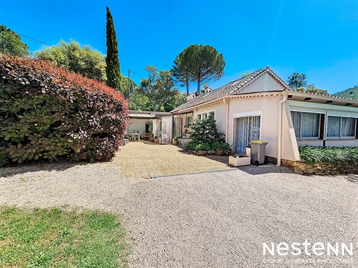 Between vineyards and hills, charming Provençal property in absolute calm