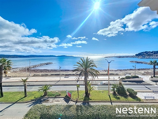 Magnificent sea view for this 4-room top floor apartment close to shops and beaches in Cavalaire
