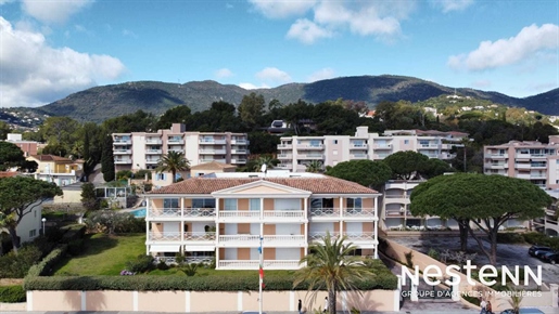 Magnificent sea view for this 4-room top floor apartment close to shops and beaches in Cavalaire