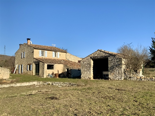 Large farmhouse partly renovated facing the Luberon