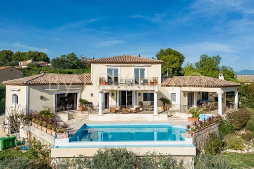 Aan de Côte d'Azur, prachtige villa met zeezicht, dominante ligging en absolute rust