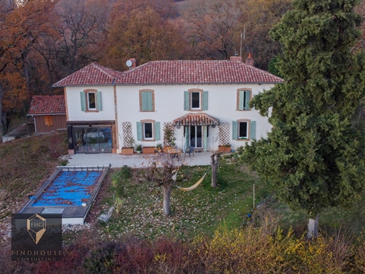 Detached house of 220 m2 on a plot of 15,327 m2 with trees overlooking the Pyrenees