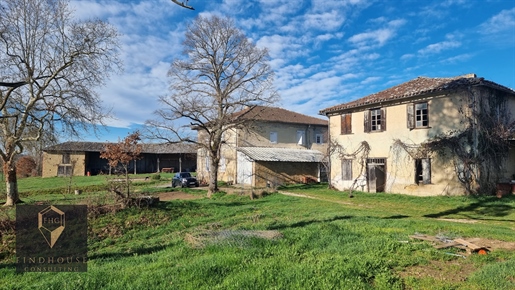 Old 6-room farmhouse of 205 m2 with outbuildings and house on a 7724 m2 plot