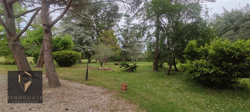 Individual house T6 of 245m2 in the north of Toulouse on a wooded plot of 17,330m2