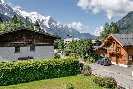 Charming 5 bedroom south facing chalet, close to golf course, in picturesque area of Chamonix (A)