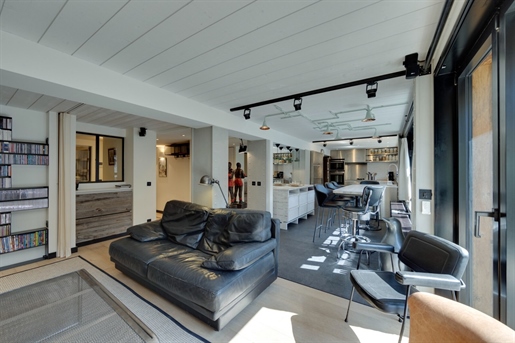 Ski in and out 2 bedroom renovated apartment for sale in Val d'Isere (A)