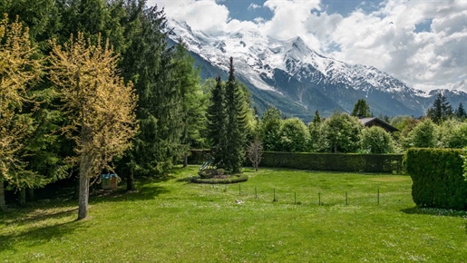 Quaint 5 bedroom chalet, south facing, near centre, located in a quiet area in Chamonix (A)