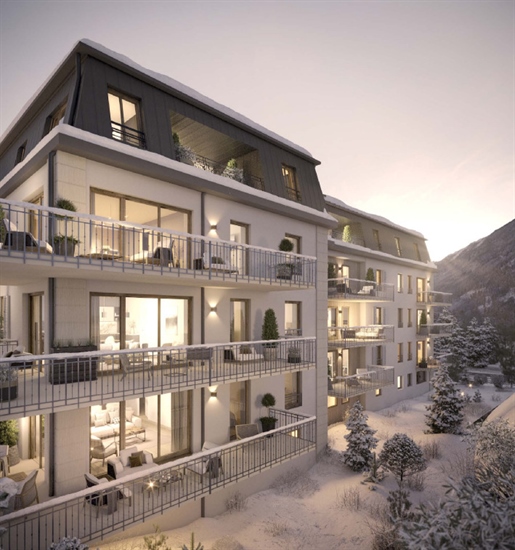 Exclusive 4 bedroom apartment walk to lifts and pedestrian centre of Chamonix (A)