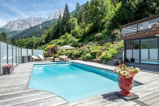 Krásna chata so 4 spálňami s bazénom, nádherným výhľadom a v pokojnej oblasti v Les Houches (A)