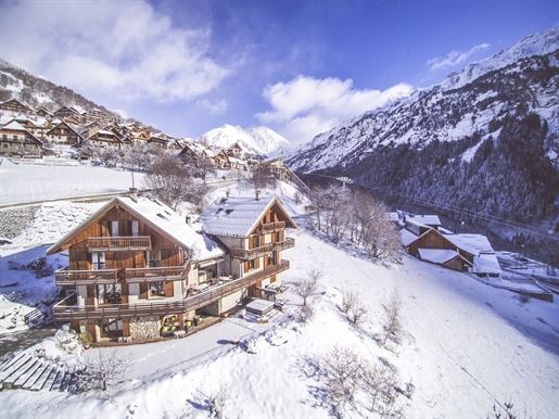 Iconic 10 bedroom chalet with two living rooms just 5 minutes walk to the cable car (A) (Ap)