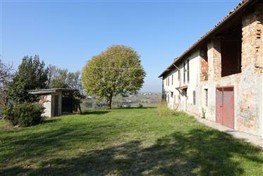 Splendid Piemontese farmhouse with an amazing view!