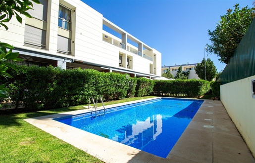 Opportunity! Excellent 3 bedroom apartment with pool, garage, garden for sale in Albufeira.