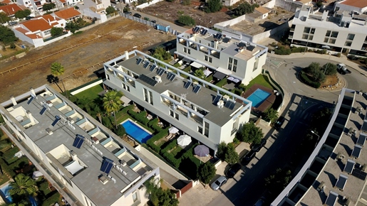 Occasion! Excellent appartement de 3 chambres avec piscine, garage, jardin à vendre à Albufeira.