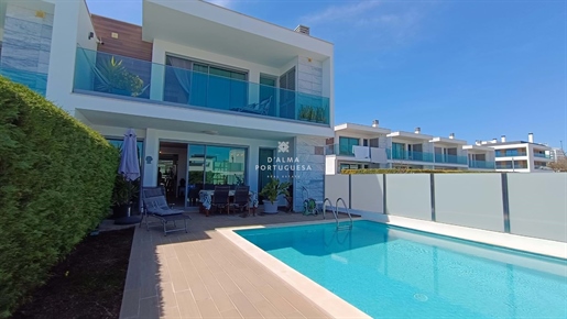 Uitstekend herenhuis met 3 slaapkamers, uitzicht op zee en zwembad in Albufeira