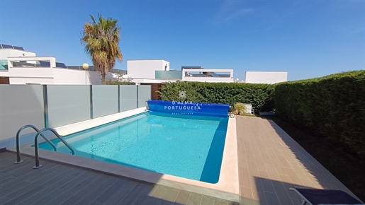 Excellent 3 Bedroom Townhouse with Sea Views and Pool in Albufeira