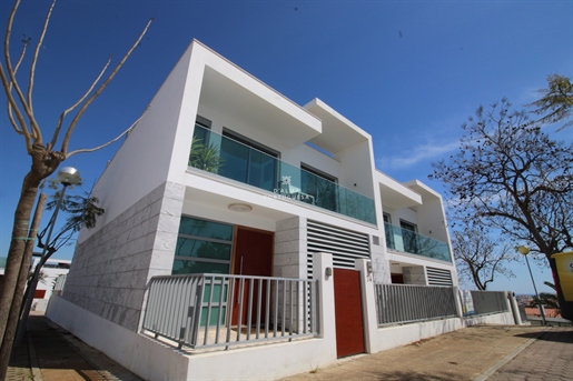 Excelente casa adosada de 3 dormitorios con vistas al mar y piscina en Albufeira