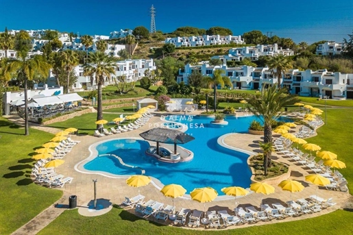 Excellent 3 bedroom apartment with swimming pool, parking, garden and balcony for sale in Albufeira.