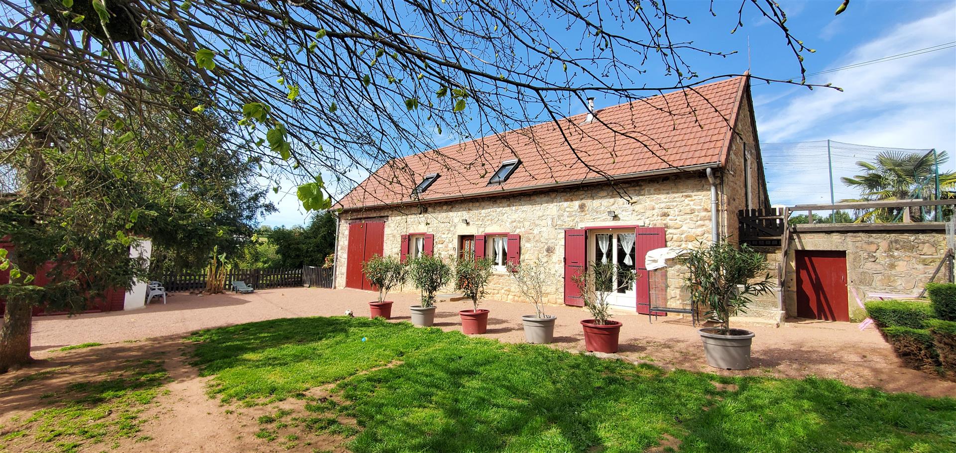 7 minutes from Charolles, a stone-built house with a pleasant garden