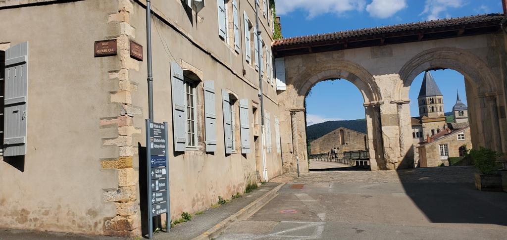 Едноличен агент - Малък апартамент в историческото сърце на Клуни